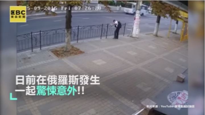 生死一瞬間 -幾秒之差 男子與死神差肩而過