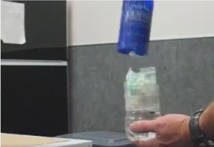 再次提醒， 不要幫別人拿礦泉水(一定要看，這招太狠了！)