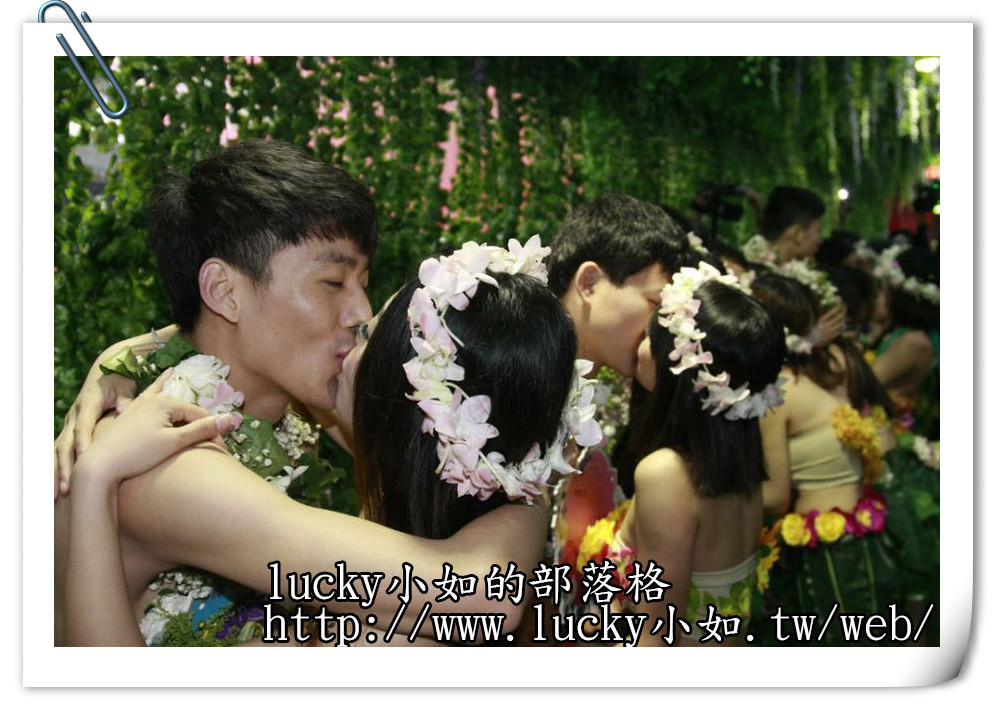 杭州20對90後情侶  雨中激吻集體“裸婚”