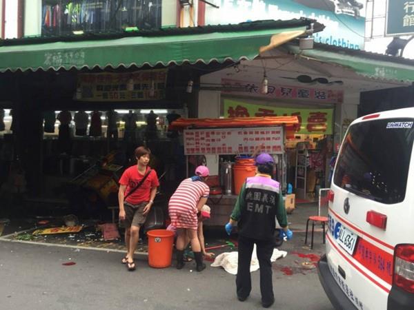 倒車逃逸輾死7歲女童的22歲丁姓女子今天凌晨在三峽落網，她一路哭進警局