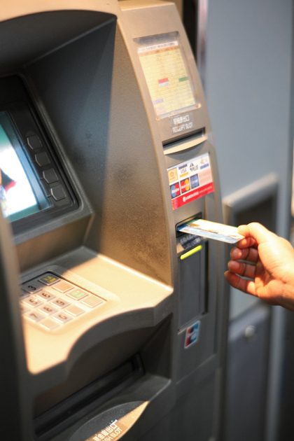 搶身障人士提款卡　法官：存款64元不算搶