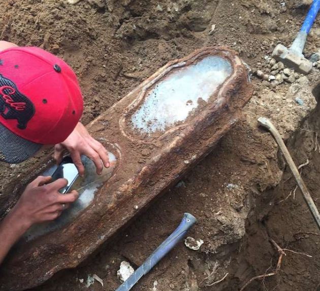 美國屋主整修房子 竟意外挖到「小女孩棺材」