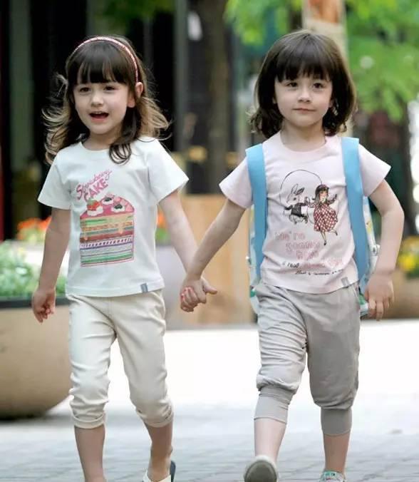 她們是「全球最美」混血雙胞胎！沒想到長大後變成「這樣」…太誇張了啦！