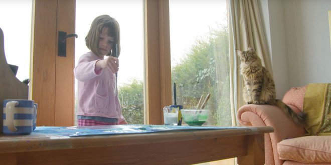 英國6歲自閉症小畫家　貓咪貼心陪伴讓她開口說話
