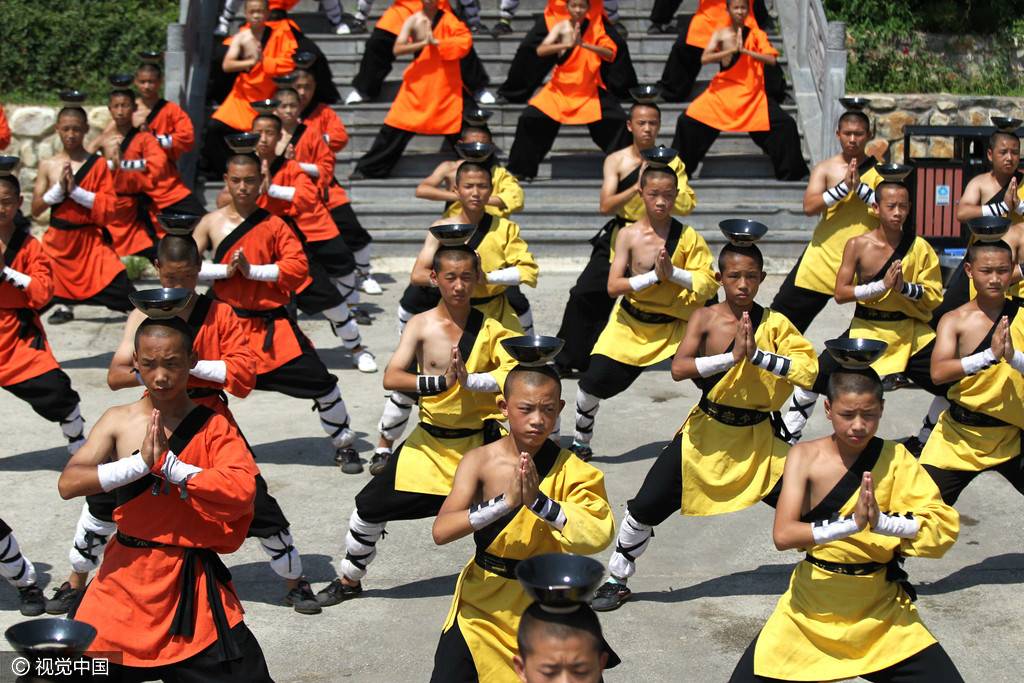 少林弟子夏練三伏烈日下頂碗苦練功