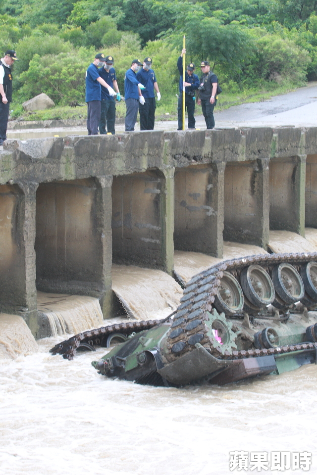 漢光演習預演造成戰車翻覆溪床三死一命危事件，  屏東檢方今天持續展開屍體解剖複驗、戰車採證等作業。