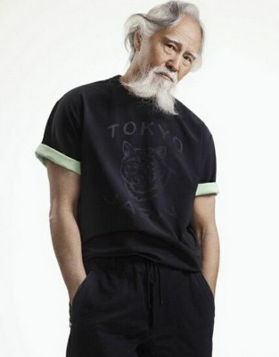 霸氣！79歲潮爺半裸走秀 網友大讚：帥哭了